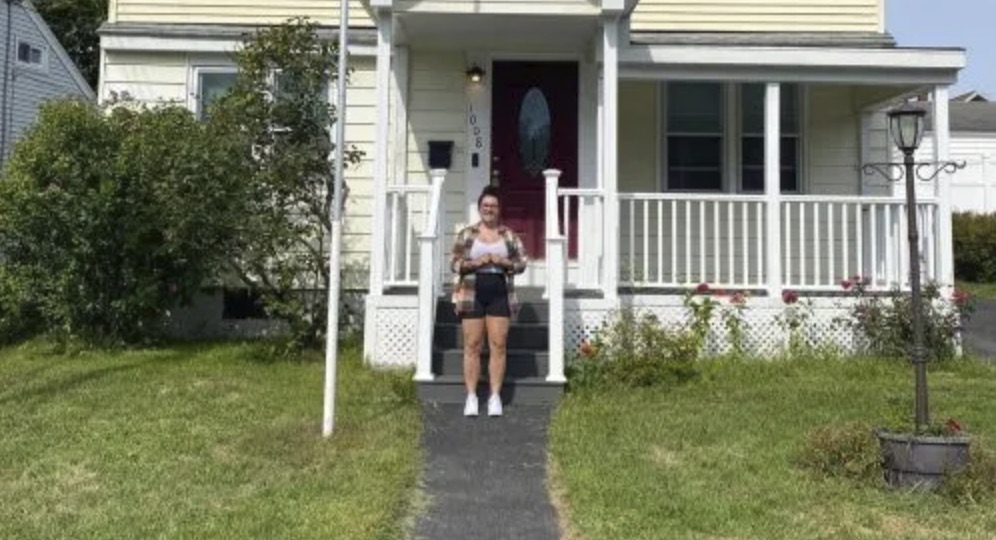 picture of Laura R. in front of a house