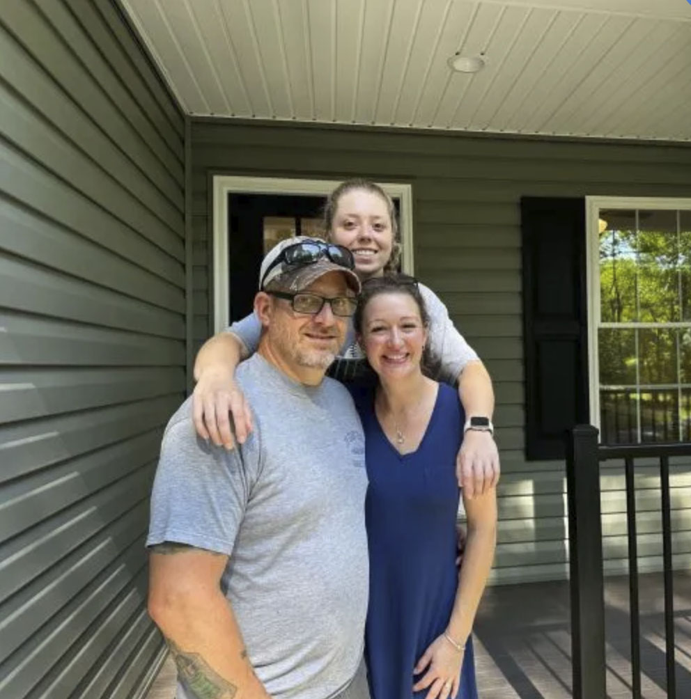 picture of Jessica L. in front of a house